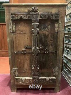 Old Vintage Rustic Shabby Chic Boho Armoire Probablement Salle De Bain Indienne Ou Chaussures
