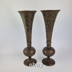 Paire de vases trompette en laiton indien vintage avec émail noir de style Bidriware, 35cm