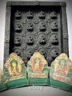 Panneau bouddhiste vintage sur support. 21 Bouddha en argile en mudra d'Amitabha. Tibet. Népal.
