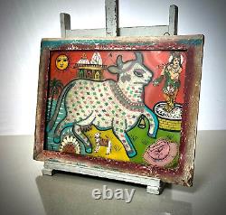 Peinture sur verre et perles indiennes vintage de la Vache Sacrée Surahbi et son Veau dans un cadre Art Déco