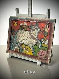 Peinture sur verre et perles indiennes vintage de la Vache Sacrée Surahbi et son Veau dans un cadre Art Déco