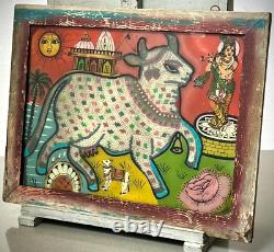 Peinture sur verre et perles indiennes vintage de la Vache Sacrée Surahbi et son Veau dans un cadre Art Déco