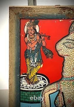 Peinture sur verre inversée et perles indiennes vintage. Krishna, vache & veau. Surabhi