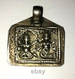 Pendentif en argent sterling ancien, vintage, antique, artisanal et tribal représentant un Dieu hindou