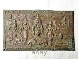 Plaque antique en cuivre embossé représentant les dieux et déesses hindous des années 1900