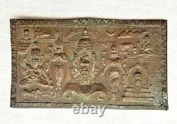 Plaque antique en cuivre embossé représentant les dieux et déesses hindous des années 1900