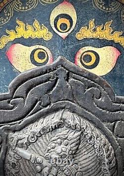 Plaque bouddhiste vintage. Dakini à tête de lion. Métal repoussé. Tibet / Népal.