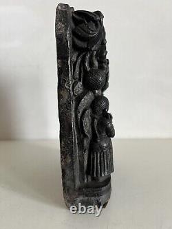 Plaque en pierre noire sculptée antique du Bouddha hindou, de Krishna et de ses assistants signée