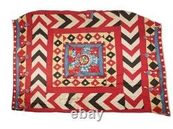 Rare Embroidered Vintage Ceremonial Gujarat Textile Canopy
<br/>  
 
Traduction: Rare dais textile gujarati vintage brodé cérémonial