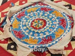 Rare Embroidered Vintage Ceremonial Gujarat Textile Canopy <br/>Traduction: Rare dais textile gujarati vintage brodé cérémonial
