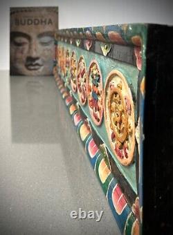 Relique sacrée du Tibet et du Népal : Frise en bois des huit symboles auspicieux bouddhistes d'époque.