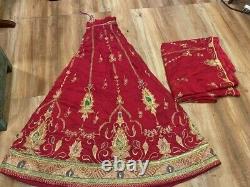 Robe de mariée traditionnelle indienne rouge vintage avec perles et travail à la main