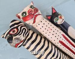 Sculpture de chats en bois polychrome asiatique vintage. Conception stylisée traditionnelle.