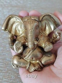 Statue ancienne en laiton doré indien représentant la divinité indienne Ganesha et des éléphants
