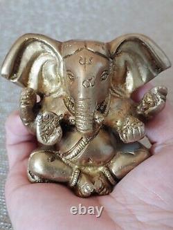 Statue ancienne en laiton doré indien représentant la divinité indienne Ganesha et des éléphants
