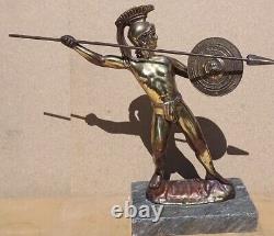 Statue antique en laiton vieilli à l'effigie du dieu grec Achille sur base en marbre avec une lance de 13 pouces.