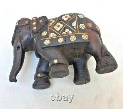 Statue d'éléphant en bois de rose ancien, original, antique et vintage, faite à la main et ornée d'os.