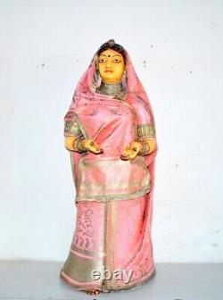 Statue de femme indienne décorative en fibre ancienne et peinte de grande taille de style vintage