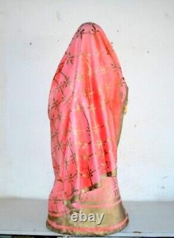 Statue de femme indienne décorative en fibre ancienne et peinte de grande taille de style vintage