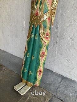 Statue de femme indienne en bois sculptée et peinte à la main de style vintage
