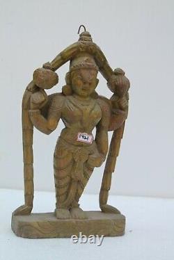 Statue debout en bois antique et faite à la main de la déesse Laxmi NH1421.