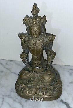 Statue en métal moulé de couleur or vintage d'une figure de Bouddha assis couronné en Inde
