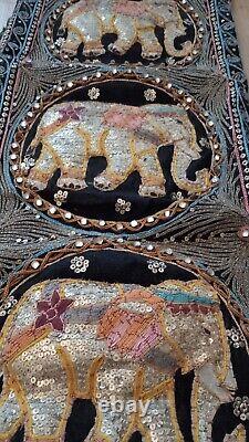 Superbe grand tapis vintage tissé à la main avec des éléphants brodés birmans et indiens - MAGNIFIQUE.