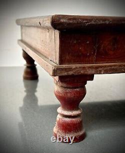 Table De Sanctuaire Indien Vintage / Table D'affichage. Les Jambes Tournées Dans Le Vermillion Sacré