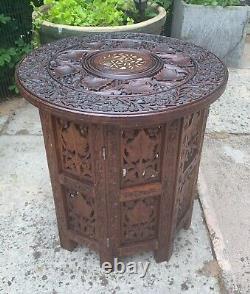 Table d'appoint pliante en bois sculpté et incrusté à l'indienne vintage