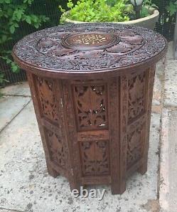 Table d'appoint pliante en bois sculpté et incrusté à l'indienne vintage