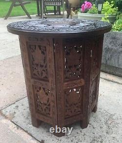 Table d'appoint pliante en bois sculpté et incrusté à l'indienne vintage