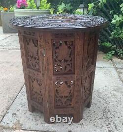 Table d'appoint pliante en bois sculpté et incrusté à l'indienne vintage