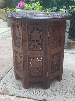 Table d'appoint pliante en bois sculpté et incrusté à l'indienne vintage