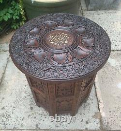 Table d'appoint pliante en bois sculpté et incrusté à l'indienne vintage