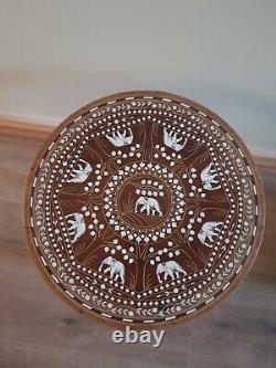 Table de lampe en teck artisanale anglo-indienne vintage avec design d'éléphant incrusté