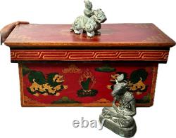 Table de prière bouddhiste pliante vintage avec Joyau Exaucant les Vœux et Lion des Neiges du Tibet.