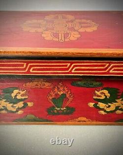 Table de prière bouddhiste pliante vintage avec Joyau Exaucant les Vœux et Lion des Neiges du Tibet.