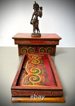 Table de prière pliante bouddhiste vintage. Drapeau de la victoire et nœud éternel. Tibet. Népal.