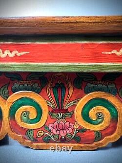 Table de prière pliante bouddhiste vintage. Drapeau de la victoire et nœud éternel. Tibet. Népal.