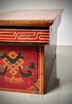 Table de prière pliante bouddhiste vintage. Motifs de drapeau de victoire et de lion des neiges. Tibet.