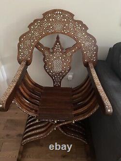 Table et chaise indiennes en bois ancien sculpté à la main