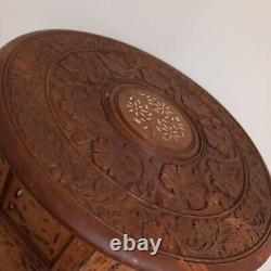 Table indienne ancienne vintage sculptée en bois incrusté pliable à plateau octogonal rond.