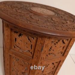 Table indienne ancienne vintage sculptée en bois incrusté pliable à plateau octogonal rond.