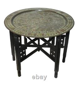 Table pliante en bois indien mauresque vintage avec grand plateau décoratif en laiton