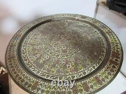 Table pliante en bois indien mauresque vintage avec grand plateau décoratif en laiton