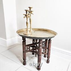 Table pliante en bois indien mauresque vintage avec plateau décoratif ovale en laiton Nephilim