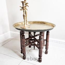 Table pliante en bois indien mauresque vintage avec plateau décoratif ovale en laiton Nephilim