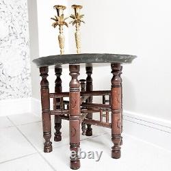 Table pliante en bois indien mauresque vintage avec plateau décoratif ovale en laiton Nephilim