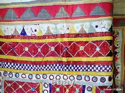 Tissu de chakla cérémonial brodé de la communauté Saurashtra en Inde, Gujarat.