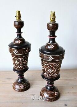Une Paire De Laiton En Bois Peint Vintage Main Indian Hall Bed Side Lampes De Table